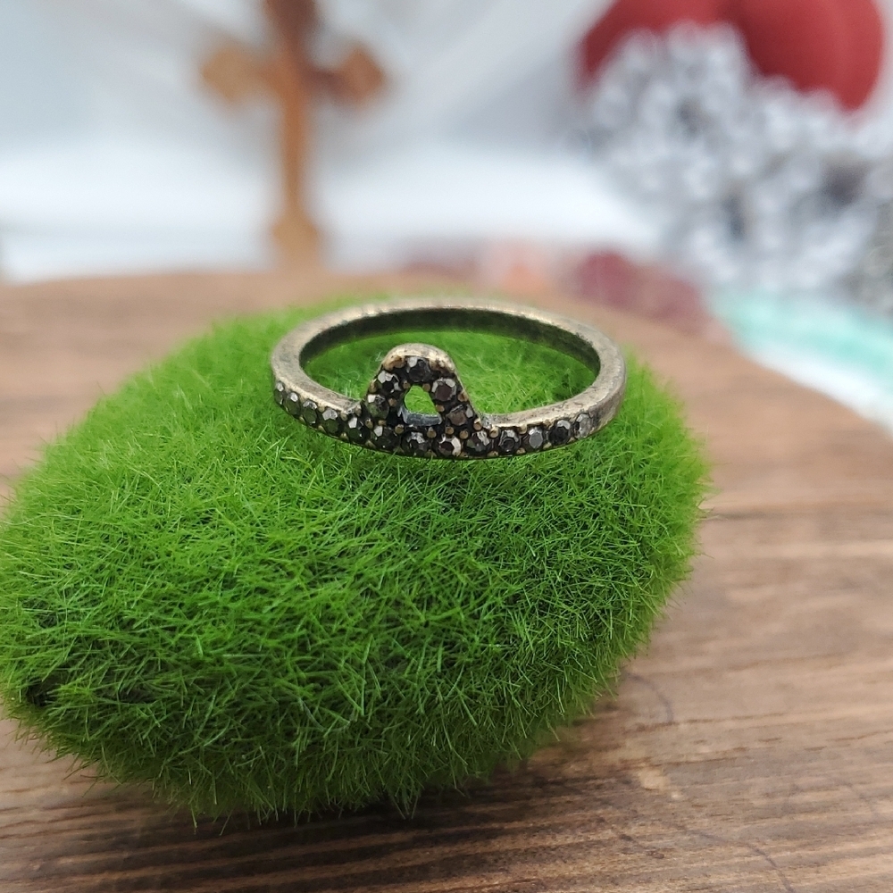 Size 8 Ring with Black Crystal Stones R802